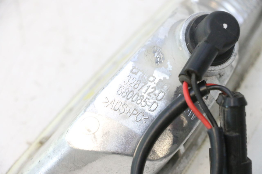 photo de INTERMITENTE DELANTERO DERECHO PIAGGIO VESPA PRIMAVERA 2T 50 (2013 - 2018) - Estado de la superficie y material