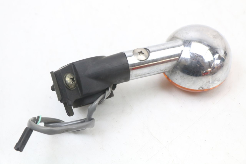 photo de DELANTERO DERECHO INTERMITENTE SUZUKI VL INTRUDER 125 (2004 - 2007) - Primer plano técnico