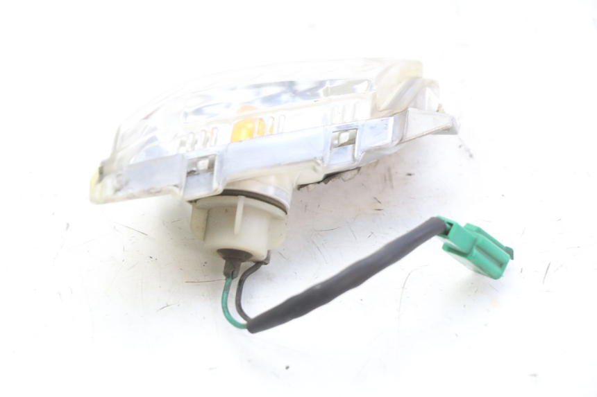 photo de INTERMITENTE DELANTERO DERECHO YAMAHA XMAX X-MAX 125 (2006 - 2009) - Primer plano técnico