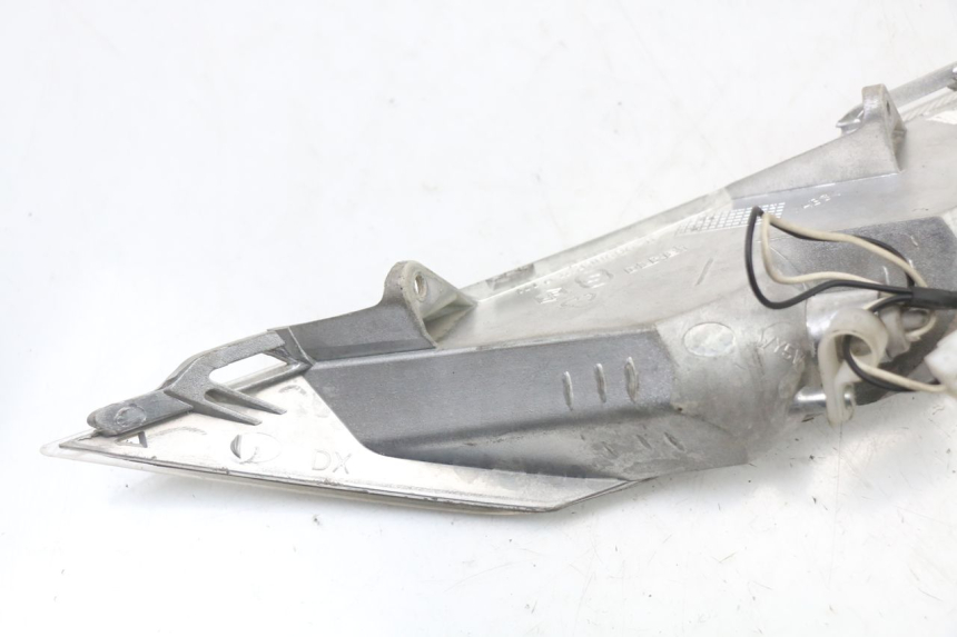 photo de INTERMITENTE DELANTERO DERECHO PIAGGIO X8 125 (2004 - 2007) - Primer plano técnico