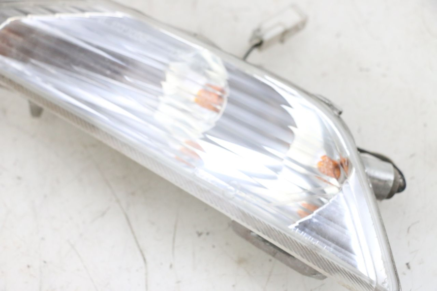 photo de INTERMITENTE DELANTERO DERECHO PIAGGIO X8 125 (2004 - 2007) - Primer plano técnico