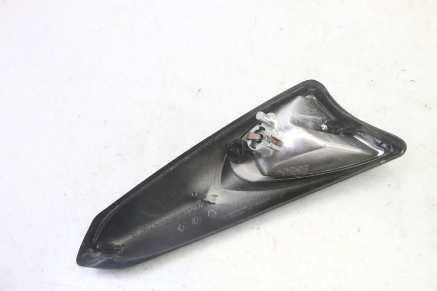 photo de INTERMITENTE DELANTERO DERECHO PIAGGIO XEVO - X EVO 125 (2007 - 2017) - Primer plano técnico