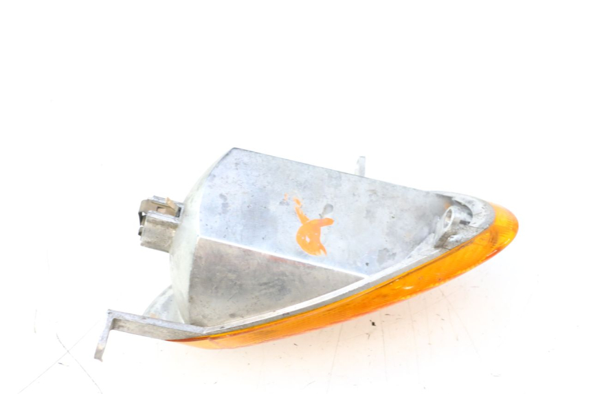 photo de DELANTERO DERECHO INTERMITENTE YAMAHA YP MAJESTY 125 (1998 - 2001) - Primer plano técnico