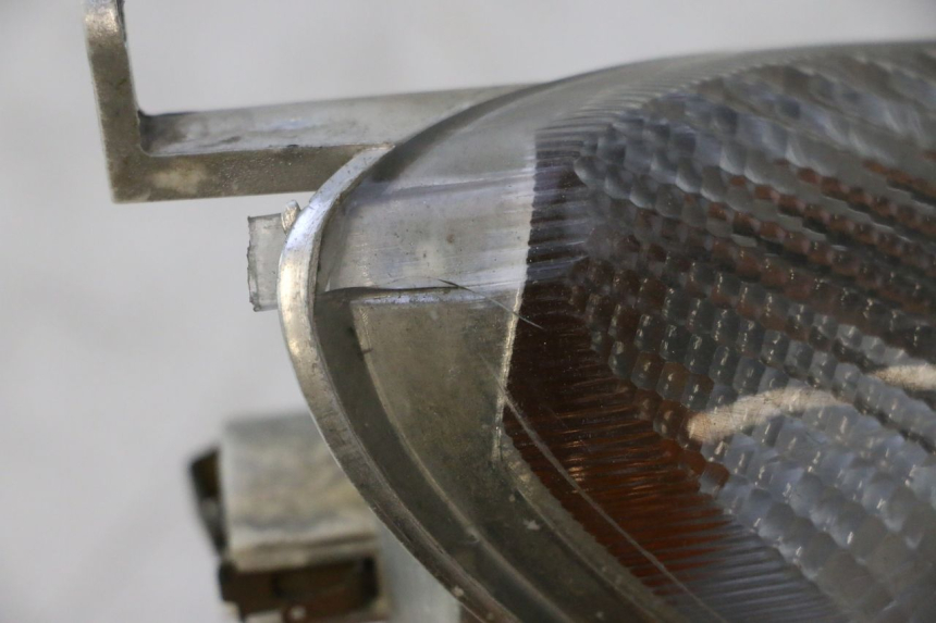 photo de DELANTERO DERECHO INTERMITENTE YAMAHA YP MAJESTY 125 (2002 - 2006) - Otra perspectiva