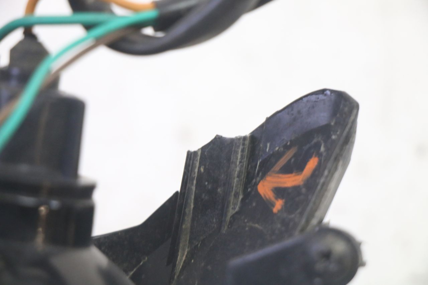 photo de INTERMITENTE DELANTERO IZQUIERDO KYMCO AGILITY 16+ 4T 50 (2018 - 2023) - Primer plano técnico