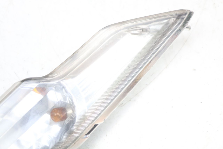 photo de INTERMITENTE DELANTERO IZQUIERDO KYMCO DINK 4T 50 (2007 - 2018) - Primer plano técnico