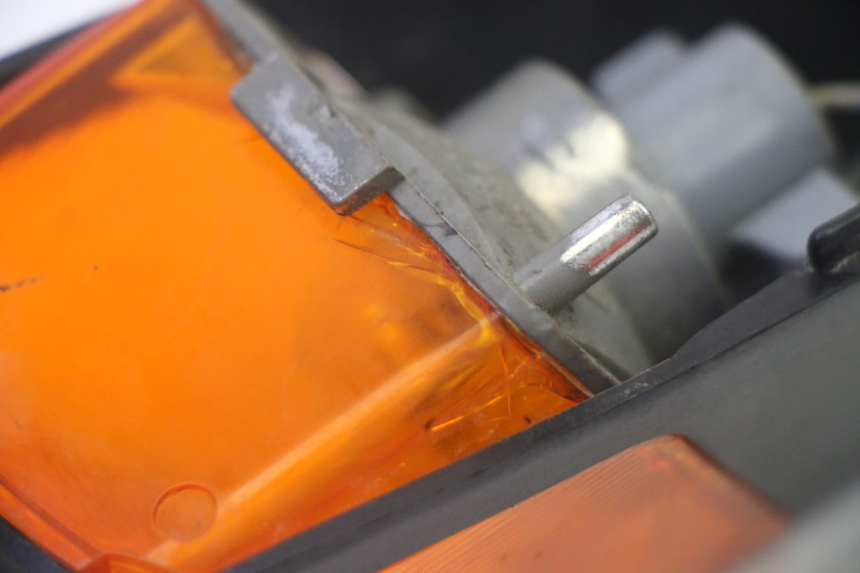 photo de DELANTERO IZQUIERDO INTERMITENTE KAWASAKI GPZ RX 1000 (1986 - 1988) - Detalles de los puntos de fijación