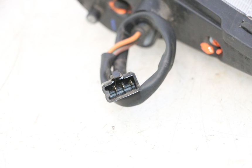 photo de DELANTERO IZQUIERDO INTERMITENTE KYMCO LIKE 4T 50 (2019 - 2025) - Detalles de los puntos de fijación