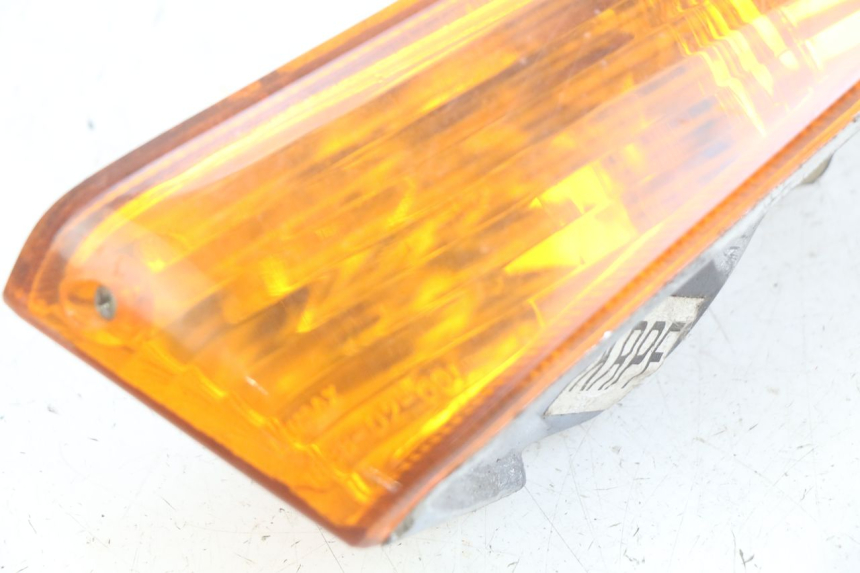 photo de INTERMITENTE DELANTERO IZQUIERDO HONDA SCV LEAD 100 (2003 - 2007) - Primer plano técnico