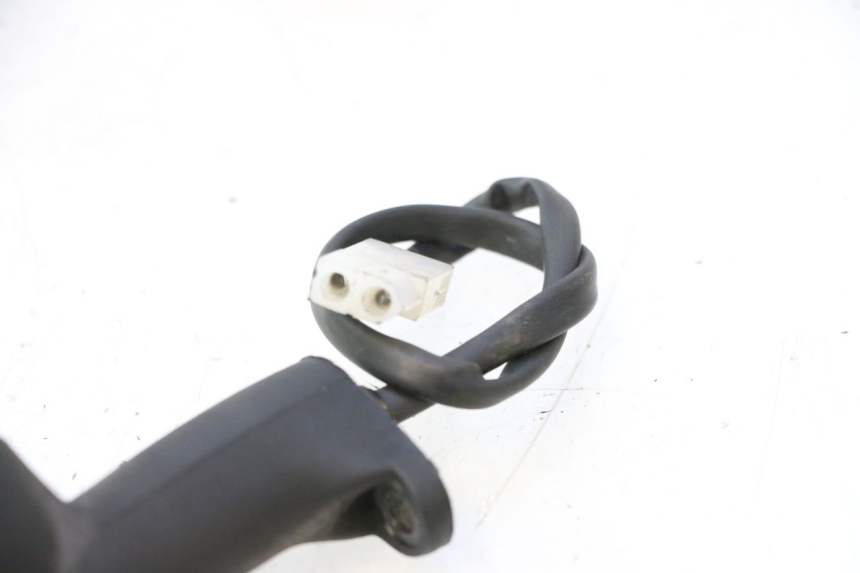 photo de DELANTERO IZQUIERDO INTERMITENTE PEUGEOT TREKKER 50 (1995 - 2004) - Primer plano técnico