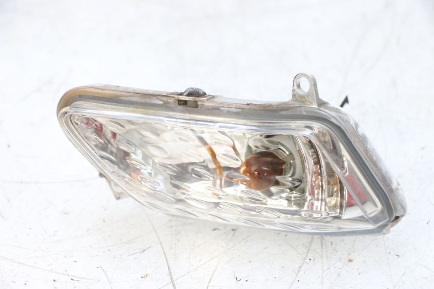 photo de INTERMITENTE DELANTERO IZQUIERDO YAMAHA XMAX X-MAX 125 (2006 - 2009) - Primer plano técnico