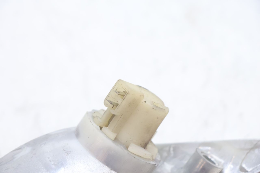 photo de INTERMITENTE DELANTERO IZQUIERDO PIAGGIO ZIP 2T 50 (2009 - 2019) - Primer plano técnico