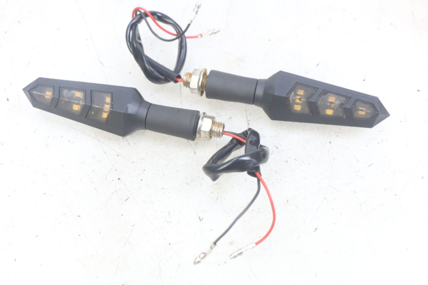 photo de INTERMITENTE DELANTERO MOTRAC URBAN 4T 50 (2016 - 2024) - Detalles de los puntos de fijación