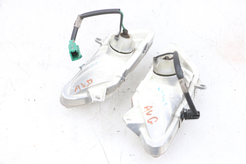 photo de INTERMITENTE DELANTERO YAMAHA XMAX X-MAX 125 (2006 - 2009) - Zoom estado de uso