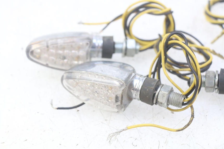 photo de INTERMITENTE DELANTERO KAWASAKI ZEPHYR 1100 ( - 1995) - Otra vista del artículo