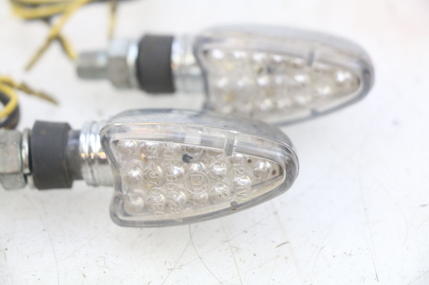 photo de INTERMITENTE DELANTERO KAWASAKI ZEPHYR 1100 ( - 1995) - Características distintivas