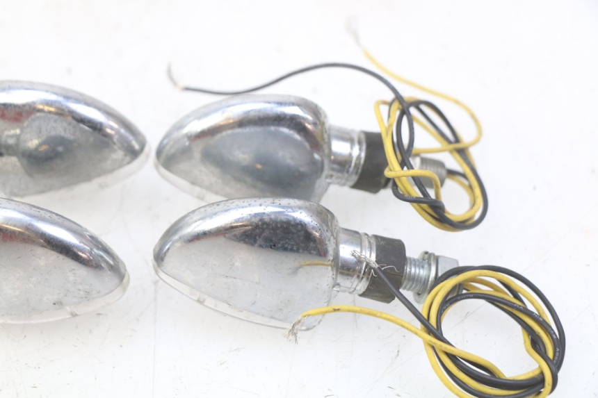 photo de INTERMITENTE DELANTERO KAWASAKI ZEPHYR 1100 ( - 1995) - Primer plano técnico