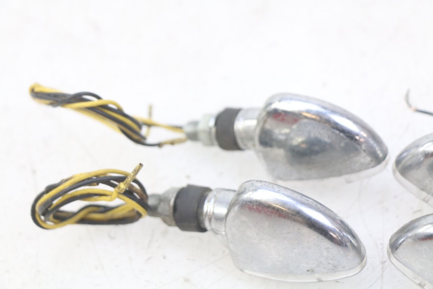 photo de INTERMITENTE DELANTERO KAWASAKI ZEPHYR 1100 ( - 1995) - Detalles de los puntos de fijación