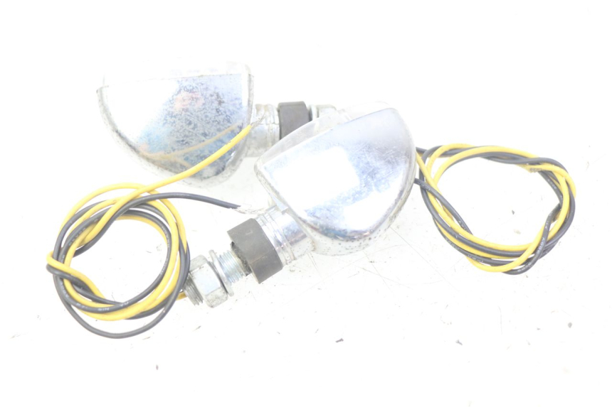 photo de INTERMITENTE DELANTERO KAWASAKI ZEPHYR 1100 ( - 1995) - Estado de la superficie y material