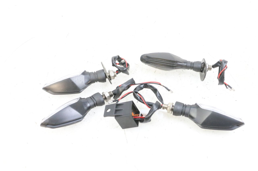 photo de DELANTERO INTERMITENTE KAWASAKI ZR 7 750 (1999 - 2004) - Estado de la superficie y material