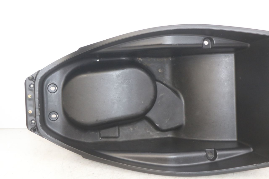 photo de ASIENTO DE ALMACENAMIENTO KYMCO AGILITY 16+ 4T 50 (2018 - 2023) - Primer plano técnico