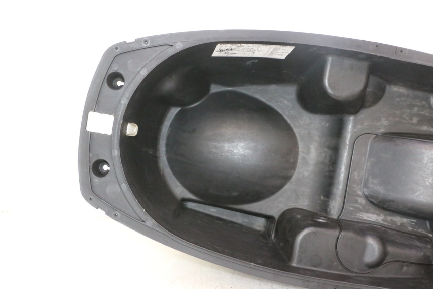 photo de ASIENTO COFRE APRILIA ATLANTIC S 125 (2010 - 2013) - Detalle de la pieza