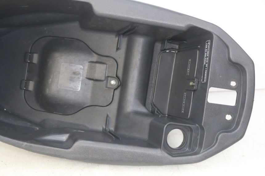 photo de CAJA DEL ASIENTO HONDA BALI EX 100 (1996 - 2000) - Primer plano técnico