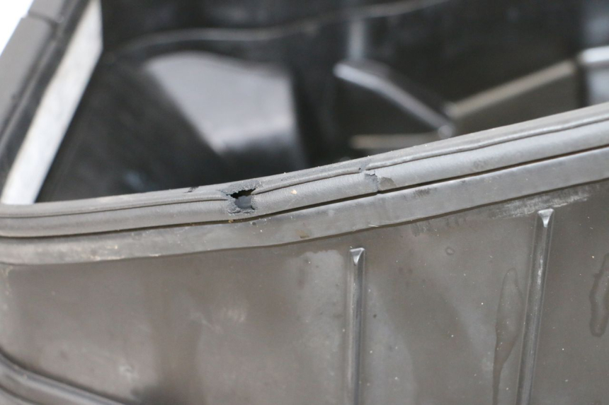 photo de BAÚL DE ASIENTO SUZUKI BURGMAN 650 (2013 - 2020) - Detalles de los puntos de fijación