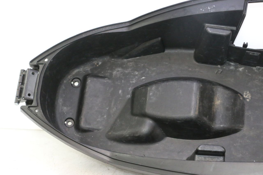 photo de ASIENTO DE ALMACENAMIENTO PEUGEOT CITYSTAR 2T 50 (2018 - 2021) - Detalle de la pieza