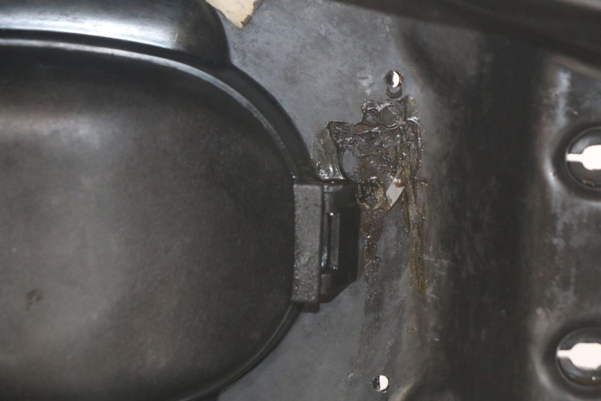 photo de CAJA DEL ASIENTO SYM CROX 4T 50 (2016 - 2023) - Primer plano técnico