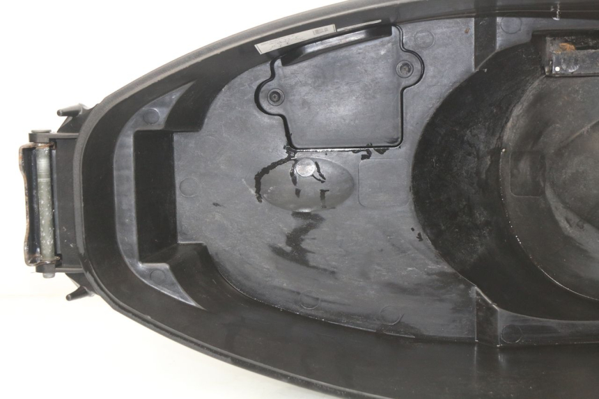 photo de CAJA DEL ASIENTO YAMAHA CYGNUS X 125 (2004 - 2007) - Detalles de los puntos de fijación