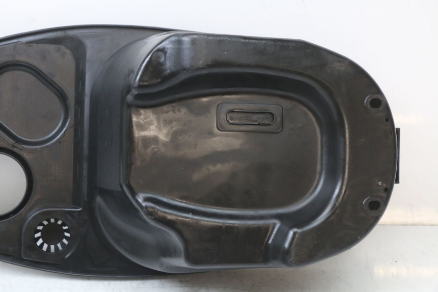 photo de CAJA DEL ASIENTO JM MOTORS EVOLIS 4T 50 (2018 - 2022) - Detalles de los puntos de fijación