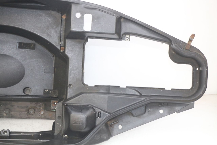 photo de ASIENTO DE ALMACENAMIENTO HONDA FES PANTHEON 2T 125 (1998 - 2002) - Detalles de los puntos de fijación