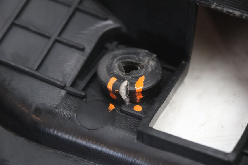 photo de ASIENTO COFRE KEEWAY FOCUS 50 (2006 - 2009) - Detalles de los puntos de fijación