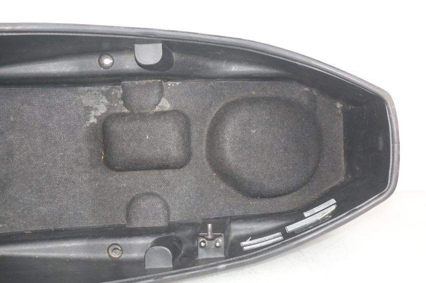 photo de CAJA DEL ASIENTO SYM GTS EFI 125 (2012 - 2016) - Detalles de los puntos de fijación