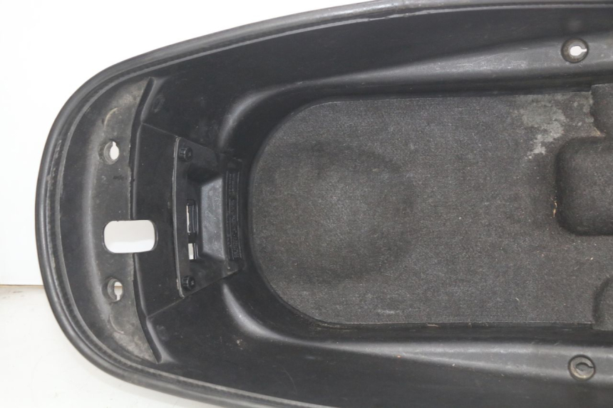photo de CAJA DEL ASIENTO SYM GTS EFI 125 (2012 - 2016) - Estado de la superficie y material