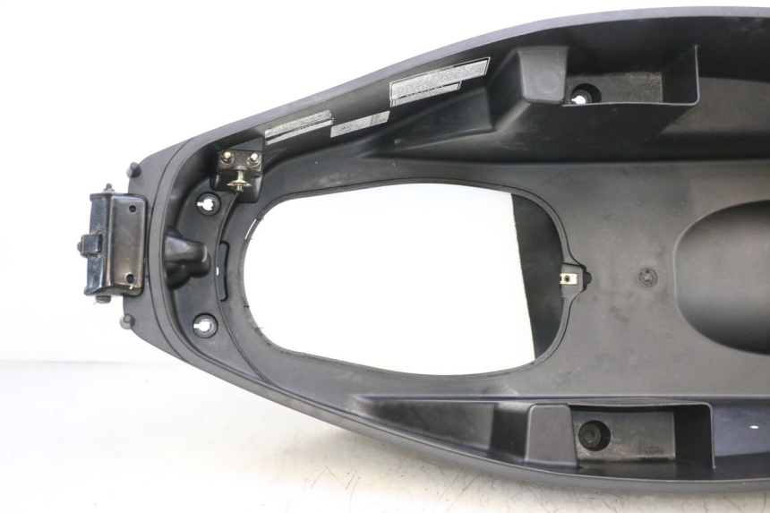 photo de ASIENTO COFRE SYM GTS EVO 125 (2009 - 2013) - Detalle de la pieza
