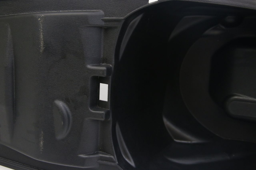 photo de CAJA DEL ASIENTO SYM JET 4 4T 50 (2018 - 2021) - Detalle de la pieza