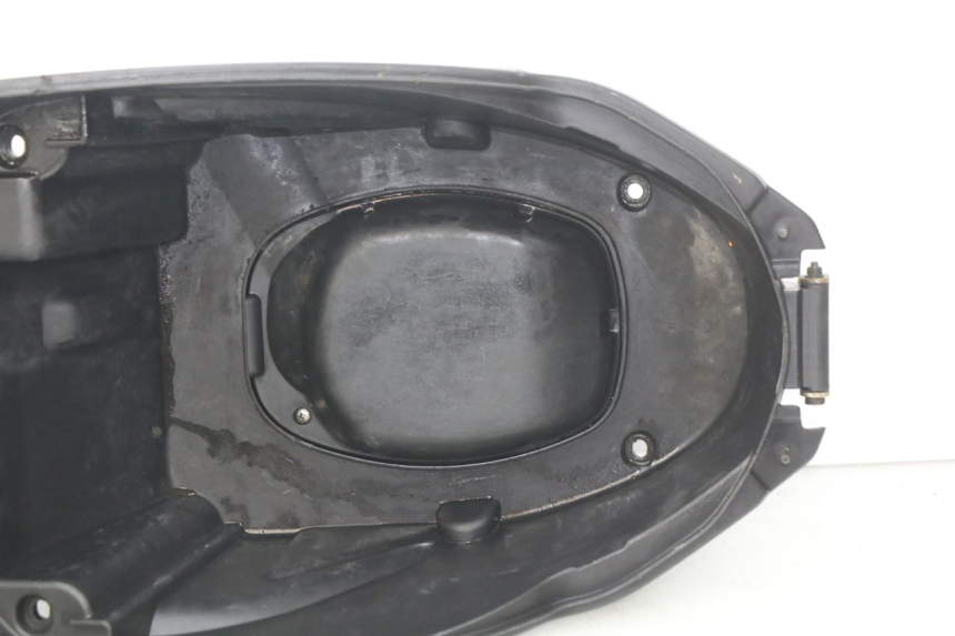 photo de ASIENTO DE ALMACENAMIENTO PEUGEOT KISBEE 2T 50 (2010 - 2017) - Estado de la superficie y material