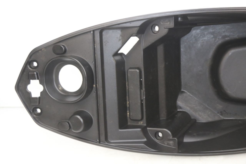 photo de CAJA DEL ASIENTO PEUGEOT KISBEE 4T 50 (2018 - 2022) - Primer plano técnico