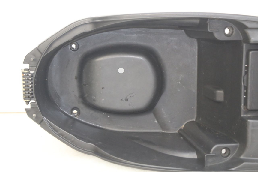 photo de CAJA DEL ASIENTO PEUGEOT KISBEE 4T 50 (2010 - 2017) - Primer plano técnico
