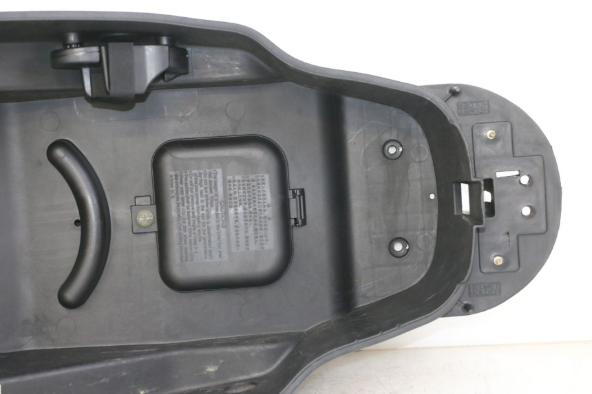 photo de ASIENTO COFRE KYMCO GRAND DINK 125 (2008 - 2014) - Detalles de los puntos de fijación