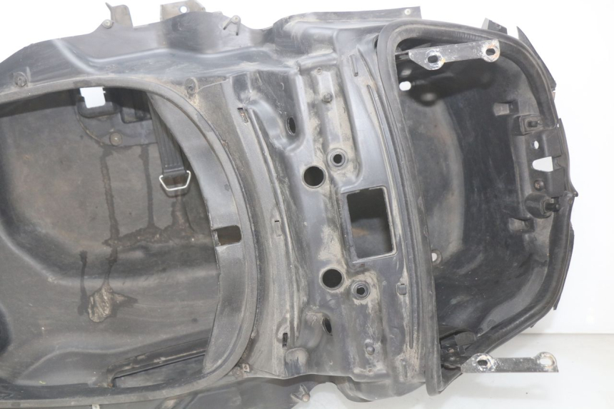 photo de CAJA DEL ASIENTO PIAGGIO MP3 LT 400 (2007 - 2012) - Detalles de los puntos de fijación