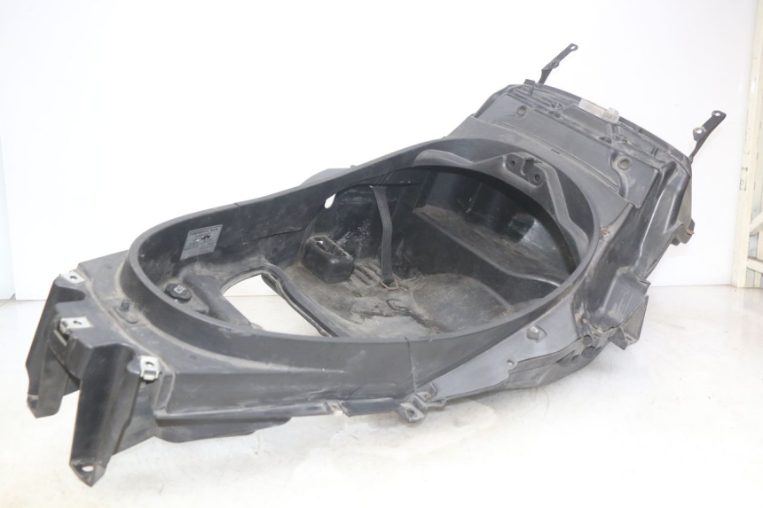 photo de CAJA DEL ASIENTO PIAGGIO MP3 LT 400 (2007 - 2012) - Primer plano técnico