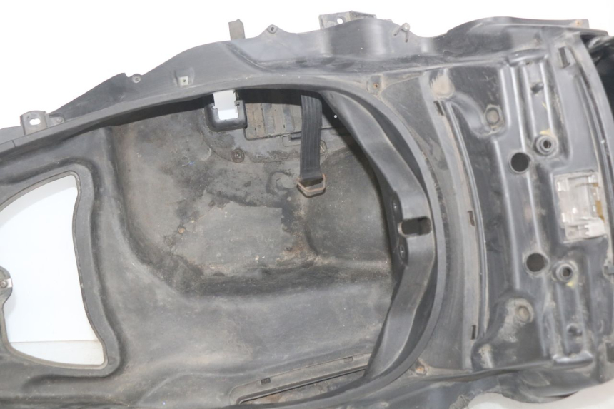 photo de CAJA DEL ASIENTO PIAGGIO MP3 LT 400 (2007 - 2012) - Detalles de los puntos de fijación