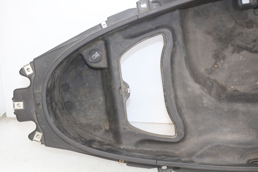 photo de CAJA DEL ASIENTO PIAGGIO MP3 LT 400 (2007 - 2012) - Estado de la superficie y material