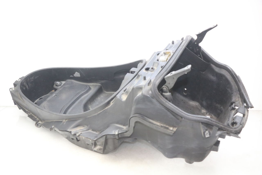 photo de CAJA DEL ASIENTO PIAGGIO MP3 500 (2011 - 2015) - Primer plano técnico