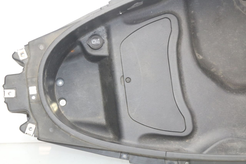 photo de CAJA DEL ASIENTO PIAGGIO MP3 500 (2011 - 2015) - Marcados y referencias originales