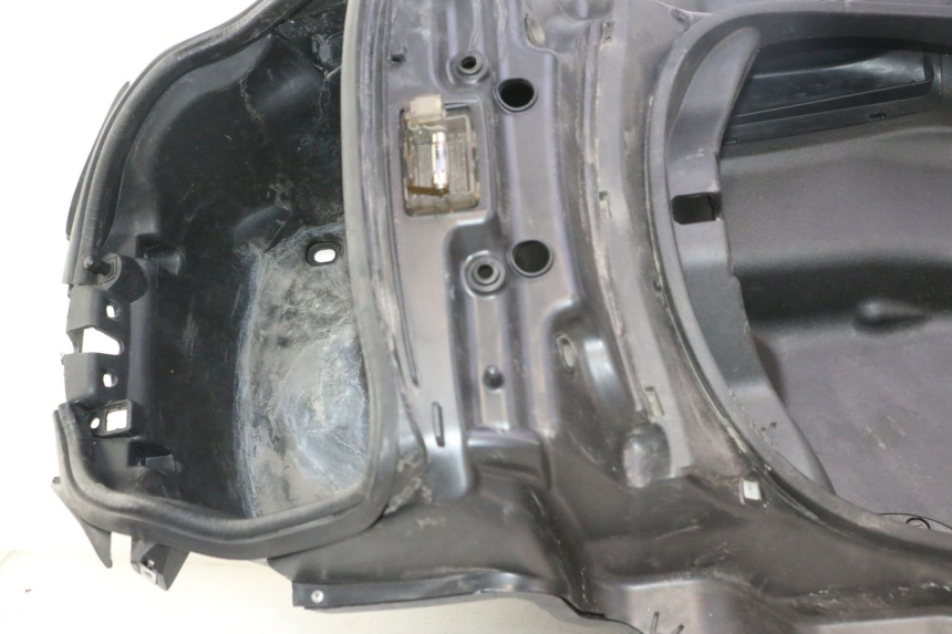 photo de CAJA DEL ASIENTO PIAGGIO MP3 500 (2011 - 2015) - Zoom sobre los componentes