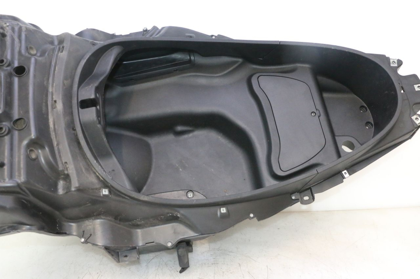 photo de CAJA DEL ASIENTO PIAGGIO MP3 500 (2011 - 2015) - Primer plano de alta resolución